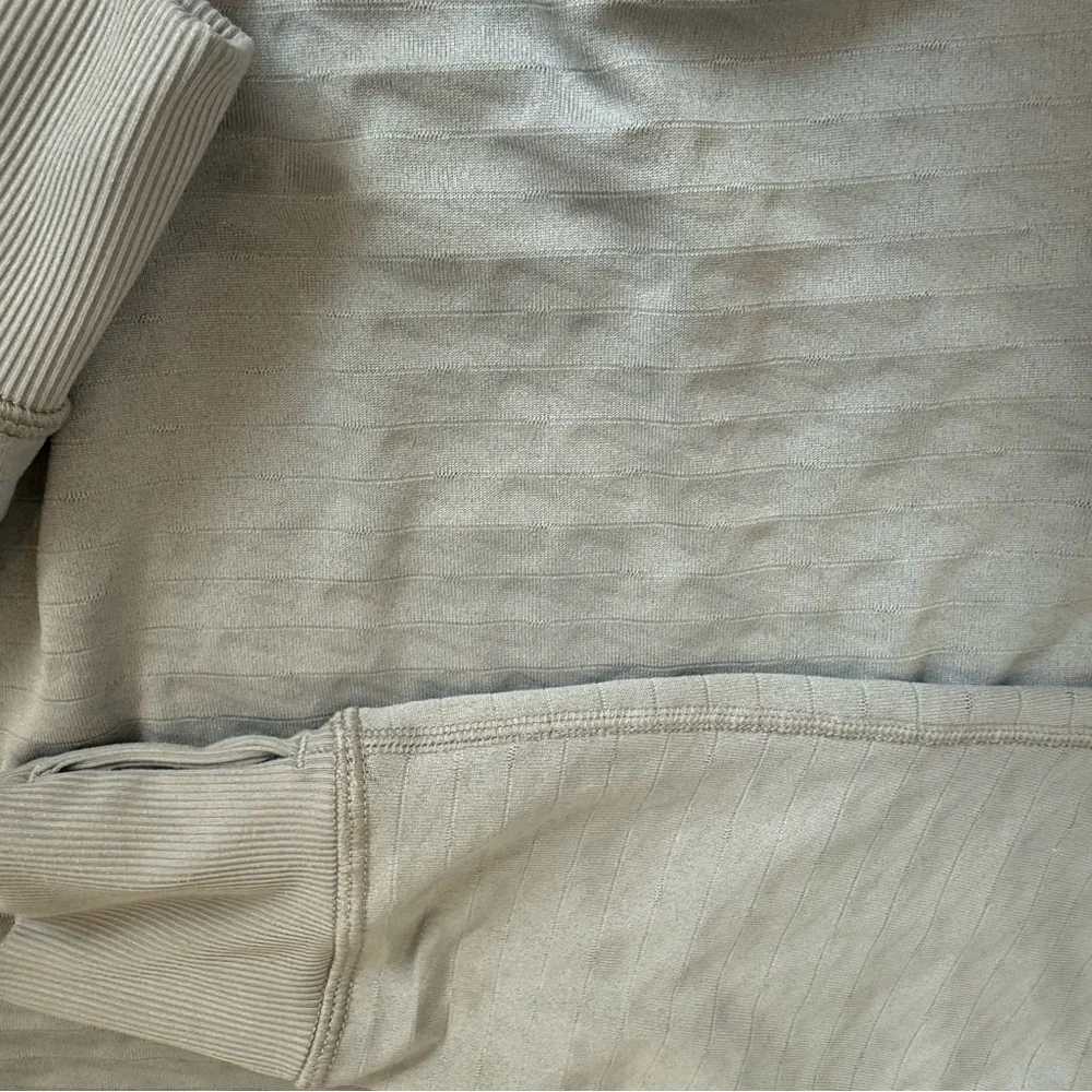 Nike Sportswear Women Embossed Swoosh Oversized Sweatshirt Grey Thumbholes‎